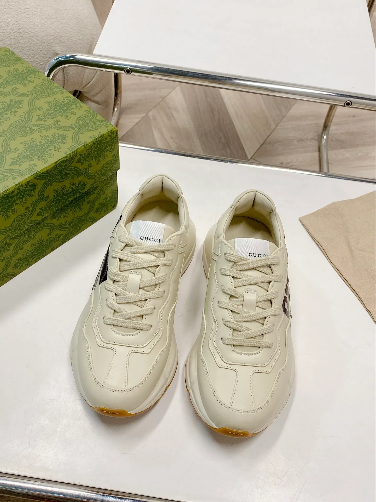 👟👟Ex-factory price 480, upgraded version 2022 Gucci Gucci top version couples' dad shoes series is new! 🖤 ⚠GG couple’s dad shoes have been popular in recent years; new colors are updated constantly; Gucci has updated new colors in 2022, and our home and counters have new ones at the same time. This classic dad shoe has celebrities and Internet celebrities Anchors and others are sure to plant grass and call ❤ Classic fashion style, distressed leather surface, 5D drawing printing; mixed surface splicing colors, etc... Original customization (off-white eco-friendly cowhide, first layer of cowhide inside), original outsole... Shiny colorful drawings embellish the sides of the shoe body, old color rubbing, package production technology, 1:1 creation / only to make the best shoes. Size: Women’s 35-45